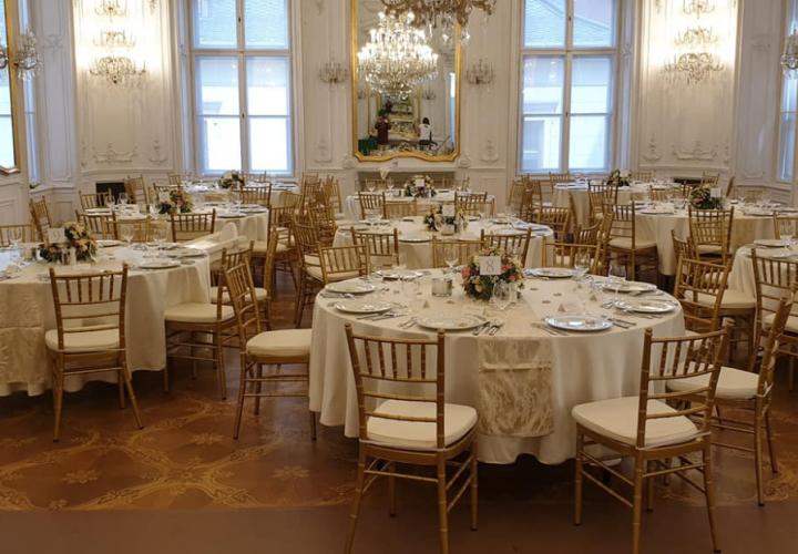 arany chiavari szék bérlés, brent.hu