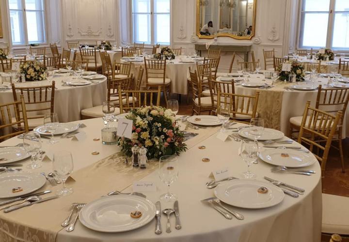 arany chiavari szék kölcsönzés, brent.hu