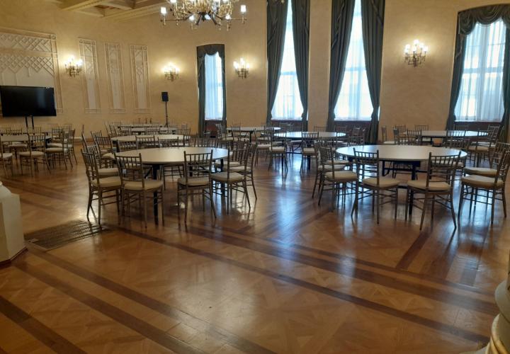 arany chiavari szék bérlés, brent.hu