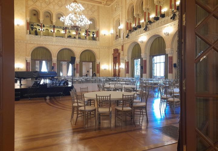 arany chiavari szék bérlés, brent.hu