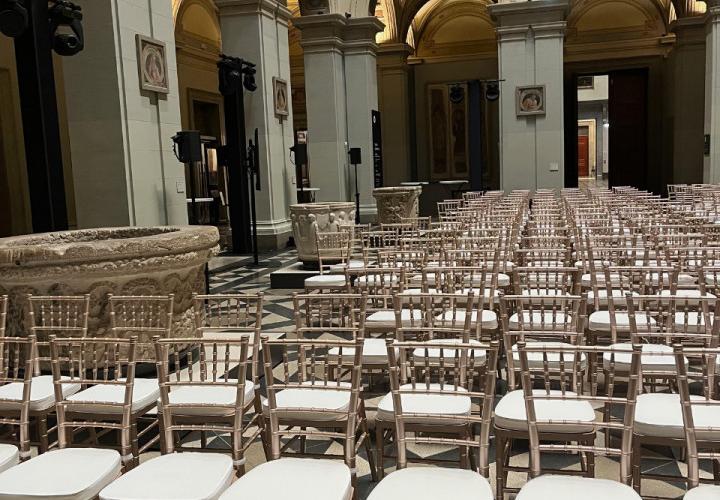 rozé arany chiavari bérlés rendezvényekre, brent.hu