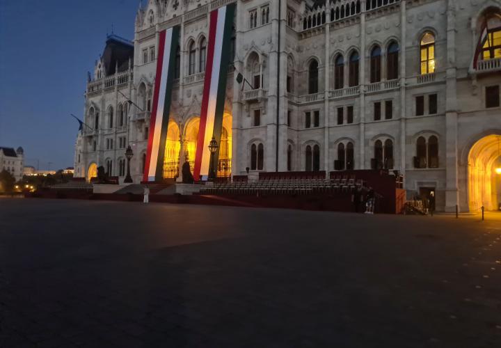 arany chiavari szék bérlés, brent.hu