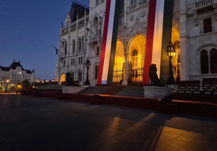 arany chiavari szék bérlés, brent.hu
