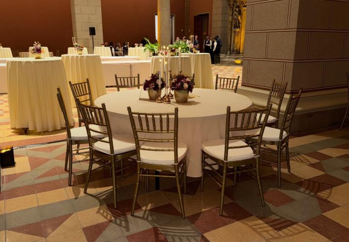 arany chiavari szék bérlés rendezvényekre, brent.hu