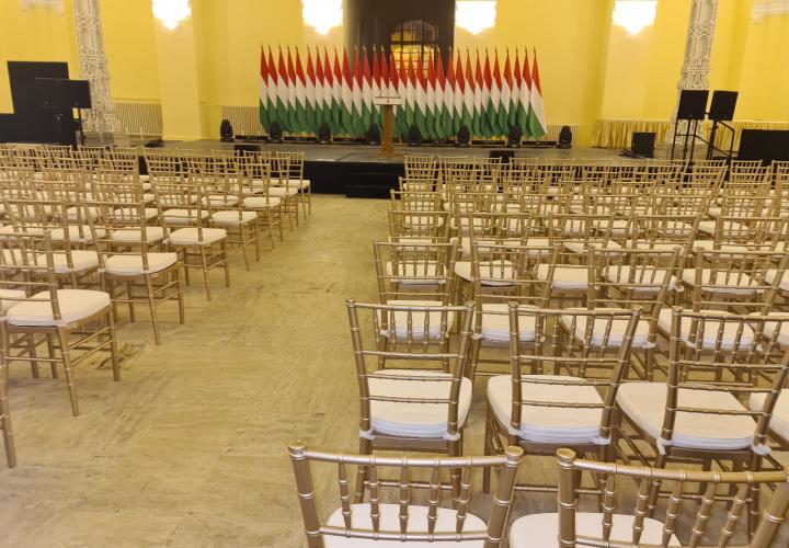 rozé arany chiavari szék bérlés, brent.hu
