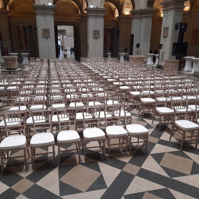 chiavari szék rozé színben bérlés, brent.hu