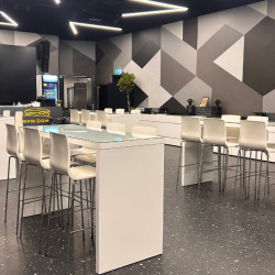 híd koktélasztal és alice bárszék bérlés, brent.hu